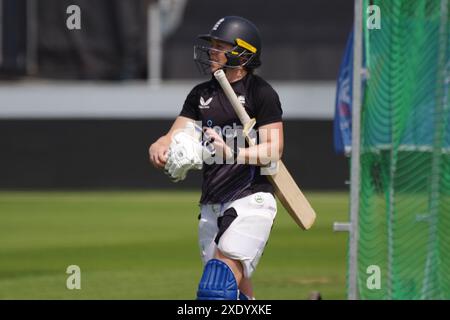 Chester le Street, 25. Juni 2024. Heather Knight verlässt das Feld, nachdem er während des Trainings für die First Metro Bank One Day International im Seat Unique Riverside in die Netze geworfen hatte. Quelle: Colin Edwards/Alamy Live News Stockfoto