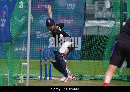 Chester le Street, 25. Juni 2024. Sophia Dunkley schlägt während des Trainings für die First Metro Bank One Day International im Seat Unique Riverside in die Netze. Quelle: Colin Edwards/Alamy Live News Stockfoto