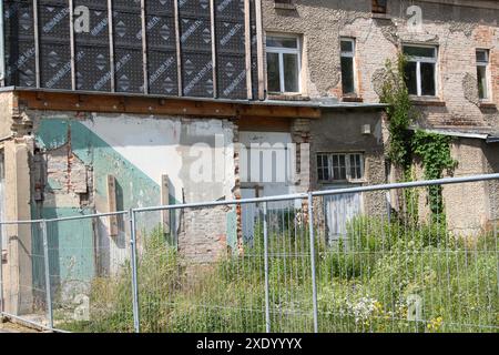 Blick am Sonnabend 22.06.2024 in der Stadt Penzlin Landkreis Mecklenburgische Seenplatte auf ein baufälliges Gebäude im Zentrum. Die Stadt hat sich seit der Wende im Jahr 1989 sehr positiv entwickelt. Dabei wurden u.a. zahlreiche Häuser in der Innenstadt saniert und modernisiert. Dennoch bleibt ein kleiner Wermutstropfen in Form von einigen wenigen geschlossenen Geschäften und sanierungsbedürftigen Häusern. *** Ansicht am Samstag, den 22 06 2024, hat sich die Stadt Penzlin, Mecklenburgische Seenplatte, von einem baufälligen Gebäude im Zentrum seit der Wiedervereinigung 1989 sehr positiv entwickelt Stockfoto