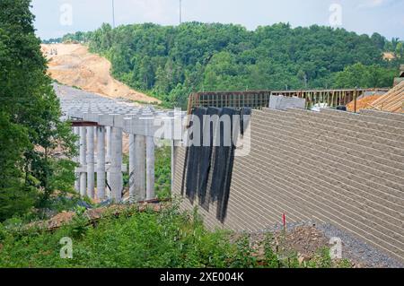 Stützmauer an einer Brückenbaustelle Stockfoto