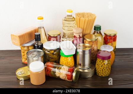 Notfalllebensmittel auf dunklem Holz-Küchentisch Stockfoto