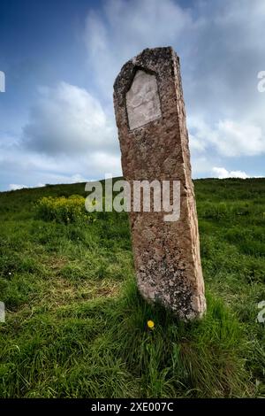 Religiöser Stein mit Basrelief zwischen den Weiden von Lessinia. Velo Veronese, Venetien, Italien. Stockfoto