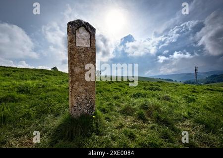 Religiöser Stein mit Basrelief zwischen den Weiden von Lessinia. Velo Veronese, Venetien, Italien. Stockfoto