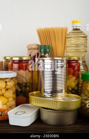 Notfalllebensmittel auf dunklem Holz-Küchentisch Stockfoto