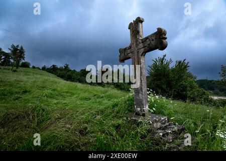 Religiöser Stein mit Basrelief zwischen den Weiden von Fosse. Sant'Anna d'Alfaedo, Lessinia, Veneto, Italien. Stockfoto