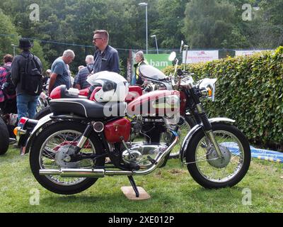 Klassisches Motorrad von Royal enfield umgeben von Menschen im öffentlichen Park an der hebden Bridge, jedes Jahr Vintage-Wochenende Stockfoto