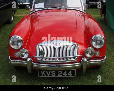 Vorderansicht der Scheinwerfer und Stoßfänger eines roten mga-Sportwagens auf der jährlichen Hebden Bridge Vintage Weekend Vehicle Show Stockfoto