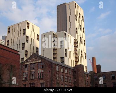 Moderne Hochhauswohnungen hinter alten verlassenen Industriegebäuden im Stadtzentrum von manchester Stockfoto