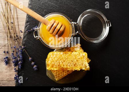 Waben auf Schiefertablett auf Küchentisch in der Nähe Stockfoto