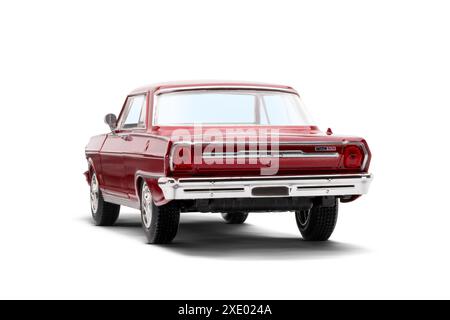 Izmir, Türkei - 4. Juni 2024: Rückansicht und partielle linke Seitenansicht eines Spielzeugautos Chevrolet Nova SS 1970 auf weißem Hintergrund. Stockfoto