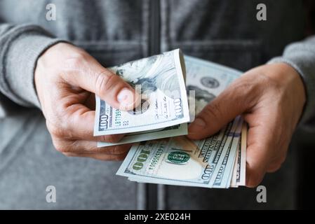 Weißes weibliches Model zeigt Dollarscheine in der Hand in Nahaufnahme Vorderansicht Stockfoto