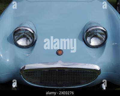 Vorderansicht eines britischen Sportwagens aus den 1960er Jahren des alten Austin-Healey-Sprites am Vintage-Wochenende der hebden-Brücke Stockfoto