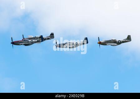 Nordamerikanische P-51 Mustang Kampfflugzeuge aus dem Zweiten Weltkrieg fliegen auf der Sywell Airshow 2024 in Northamptonshire. Stockfoto