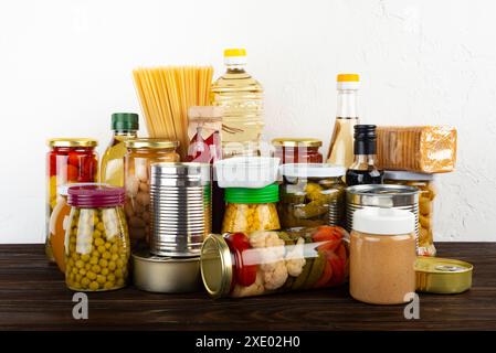 Notfalllebensmittel auf dunklem Holz-Küchentisch Stockfoto