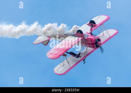 46 Aviation Boeing Stearman Doppeldecker Wing-Walking-Ausstellung auf der Sywell Airshow 2024 in Northamptonshire, Großbritannien. Danielle Del Buono auf dem Flügel, invertiert Stockfoto