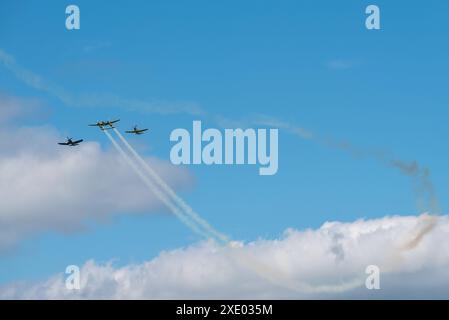 Das Team der Flying Bulls auf der Sywell Airshow 2024 in Northamptonshire, Großbritannien. Lockheed P-38 Lightning, North American P-51 Mustang, Vought F4U Corsair Flugzeuge Stockfoto