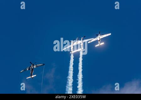 Das Team der Flying Bulls auf der Sywell Airshow 2024 in Northamptonshire, Großbritannien. Lockheed P-38 Lightning, North American P-51 Mustang, Vought F4U Corsair Flugzeuge Stockfoto