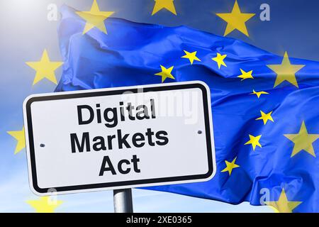 FOTOMONTAGE, Schild mit Aufschrift Digital Markets Act vor EU-Fahne *** FOTOMONTAGE, mit dem Digital Markets Act vor der EU-Flagge unterzeichnen Stockfoto