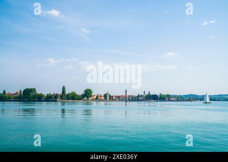 Deutschland, Lindau Hafenblick von der Uferlandschaft, die sich früh am Morgen im stillen bodenseewasser spiegelt Stockfoto