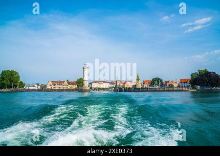 Lindau, Deutschland, 21. Juni 2023, historischer Stadthafen bodensee Panoramablick vom Wasser auf der Fähre zur Küste, zum Leuchtturm und zu den Häusern der Stadt Stockfoto