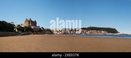 Langer Panoramablick auf die Stadt Scarborough vom Strand der Südbucht mit Grand Hotel, Schloss und Leuchtturm Stockfoto