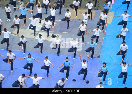 NCC Kadetten und Beamte führen Yoga während des 10. Internationalen Tages des Yoga auf dem BBM College Ground in Agartala durch. Tripura, Indien. Stockfoto