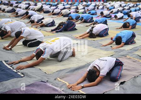 NCC Kadetten und Beamte führen Yoga während des 10. Internationalen Tages des Yoga auf dem BBM College Ground in Agartala durch. Tripura, Indien. Stockfoto