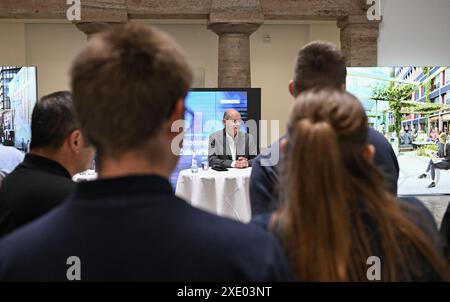 Berlin, Deutschland. Juni 2024. Bundeskanzler Olaf Scholz (SPD) spricht mit Mitarbeitern, nachdem er den Grundstein für das neue Industrie- und Wohnbauprojekt Siemensstädter Platz gelegt hat. Das neue Stadtviertel mit einer Fläche von rund 76 Hektar soll bis 2035 auf dem traditionellen Industriestandort der Siemens AG im Westen der Hauptstadt errichtet werden. Quelle: Ralf Hirschberger/AFP/Pool/dpa/Alamy Live News Stockfoto