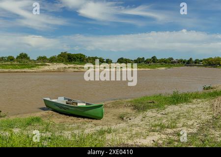 Boot am Ufer des Flusses Parana in Santa Fe, Argentinien. Stockfoto