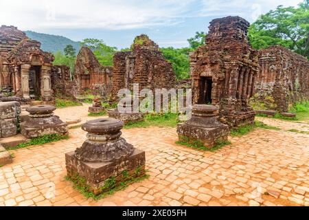 Malerischer Blick auf den roten Backsteintempel von My Son Sanctuary inmitten grüner Wälder in da Nang (Danang), Vietnam. Stockfoto