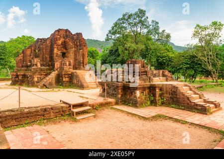 Malerischer Blick auf den roten Backsteintempel von My Son Sanctuary inmitten grüner Wälder in da Nang (Danang), Vietnam. Stockfoto