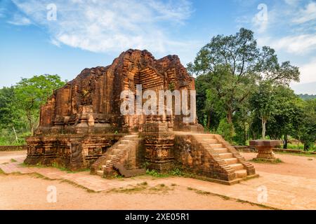 Malerischer Blick auf den roten Backsteintempel von My Son Sanctuary inmitten grüner Wälder in da Nang (Danang), Vietnam. Stockfoto