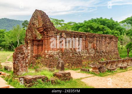 Malerischer Blick auf den roten Backsteintempel von My Son Sanctuary inmitten grüner Wälder in da Nang (Danang), Vietnam. Stockfoto