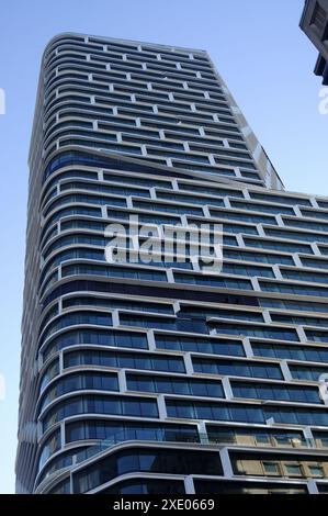 Flacher Blick auf den AMP Quay Quarter Tower von Bridge und Young Street Stockfoto