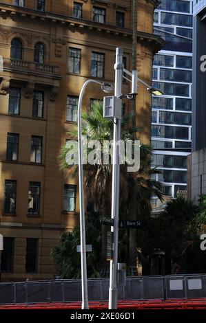 Details Lichtmasten, Straßenbeleuchtung auf der Bent St, Sandsteinfassade des Lands Department mit reflektiertem Licht, AMP Quay Quarter Tower dahinter Stockfoto