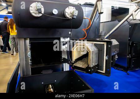 Moderner Industrieofen mit offener Heckklappe. Stockfoto