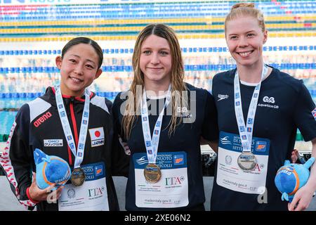 Rom, Italien. Juni 2024. Erster Platz für Keanna MacInnes aus Großbritannien (C), zweite Laura Kathleen Stephens aus Großbritannien (R) auf der dritten Airi Mitsui aus Japan (L). Podium der Frauen 200m Butterfly Finale A während des dritten Tages bei den Schwimm-Internationals der 60. Settecolli Trophy. Quelle: SOPA Images Limited/Alamy Live News Stockfoto