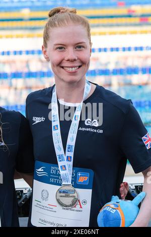 Rom, Italien. Juni 2024. Laura Kathleen Stephens aus Großbritannien auf dem Podium der Frauen 200m Butterfly Finale A während des dritten Tages bei den Schwimm-Internationals der 60. Settecolli Trophy. Quelle: SOPA Images Limited/Alamy Live News Stockfoto