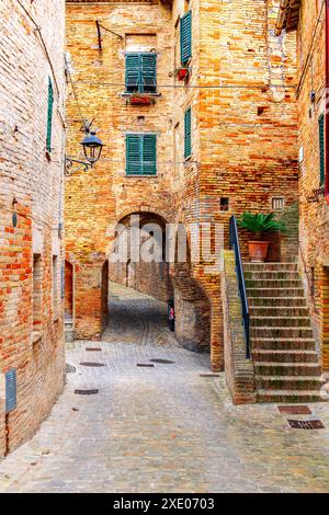 Corinaldo, Italien, historische Treppe in der Region Marken. Stockfoto