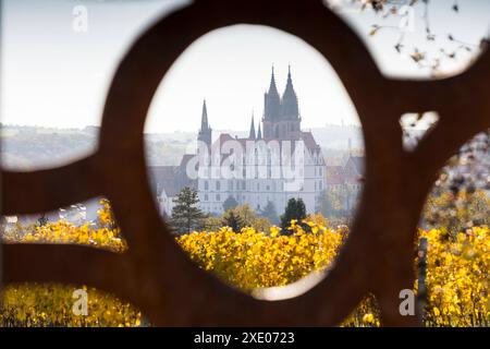 Durchblick zur Albrechtsburg mit Dom durch die Stele am schönsten Weinblick Sachsen, auf dem Katzenberg in Proschwitz, Meißen, Sachsen, Deutschland ** Stockfoto