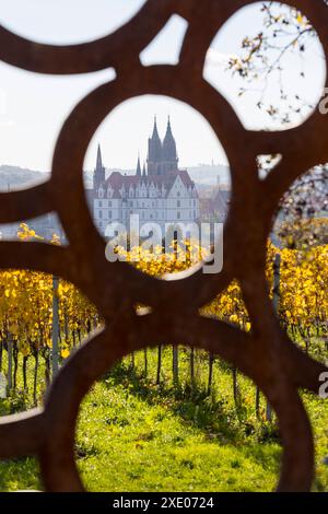 Durchblick zur Albrechtsburg mit Dom durch die Stele am schönsten Weinblick Sachsen, auf dem Katzenberg in Proschwitz, Meißen, Sachsen, Deutschland ** Stockfoto