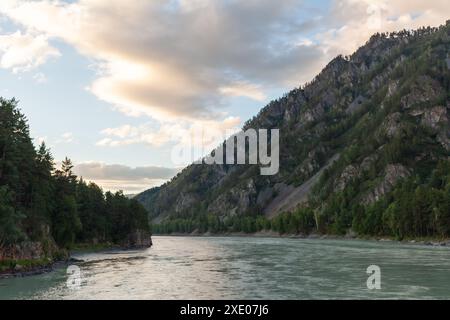 Ein schnell fließender breiter und voll fließender Gebirgsfluss. Stockfoto