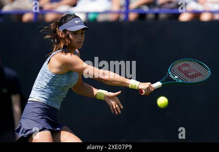 Emma Raducanu im Kampf gegen Sloane Stephens (nicht abgebildet) am vierten Tag des Rothesay International im Devonshire Park, Eastbourne. Bilddatum: Dienstag, 25. Juni 2024. Stockfoto