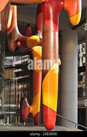 Nahaufnahme von „Day in, Day Out“, einer großen mehrfarbigen Skulptur des Künstlers James Angus, 1 Eingangspassage des Bligh St Büroturms im Geschäftsviertel von Sydney Stockfoto