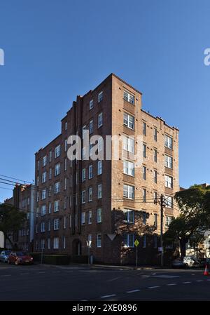 Der Art déco-Apartmentblock „Ballina“ in der Darley Street Darlinghurst in der Innenstadt von Sydney, das ganze Gebäude in der Nachmittagssonne. Stockfoto