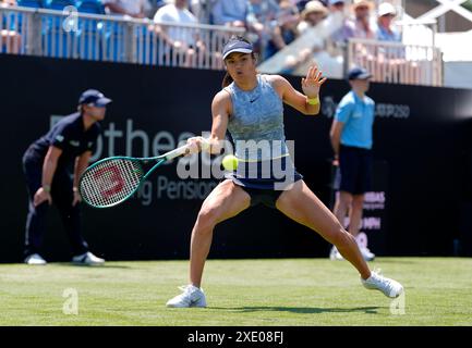 Emma Raducanu im Kampf gegen Sloane Stephens (nicht abgebildet) am vierten Tag des Rothesay International im Devonshire Park, Eastbourne. Bilddatum: Dienstag, 25. Juni 2024. Stockfoto