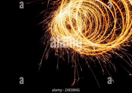 Funken bengalischer Lichter bei langer Belichtung. Weihnachtslichter auf schwarzem Hintergrund. Stockfoto