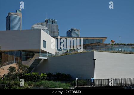Sydney Modern AGNSW eine gestapelte Box-Reihe von Galerien und Pavillons, östliche Projektion mit Bürotürmen des Sydney Finance District dahinter. Stockfoto