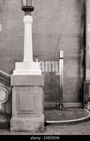 Betongeländer und Lampenpfosten mit Laterne, Sydney Harbour Bridge Treppen, Kirribilli, Art déco-Details der Milsons Point Steps Stockfoto