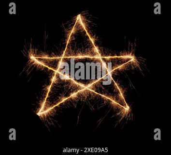 Stern von Wunderkerze auf schwarzem Hintergrund isoliert gemacht. Weihnachten, Urlaub, Feier-Symbol. Stockfoto